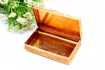 Caixa de rapé em ouro com relevos cinzelados e tampa basculante com frisos